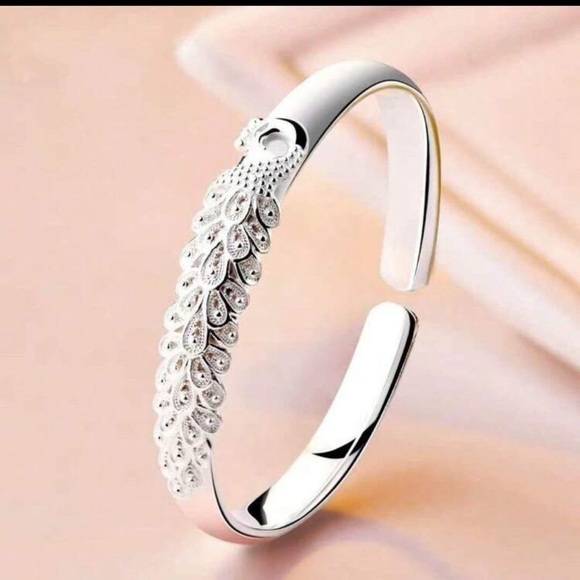 Jewelry - Elegant Silver Peacock Bangle